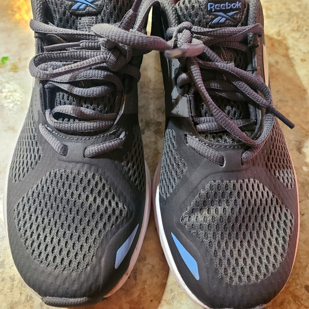 ladies reebok sneaker size 6.5